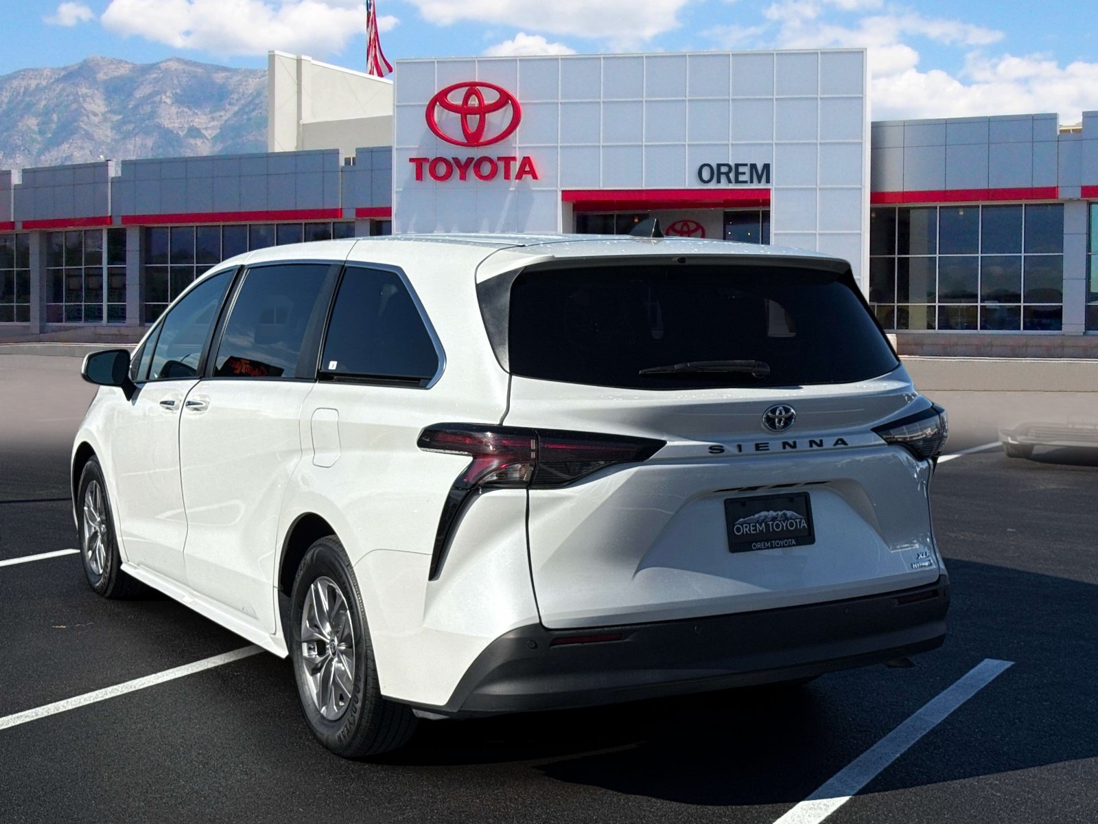Used 2023 Toyota Sienna XLE FWD image 6