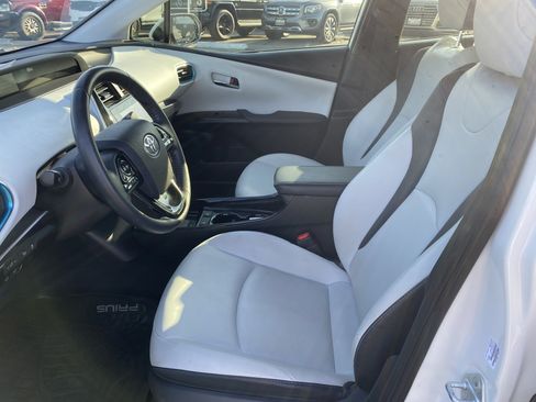 Used 2021 Toyota Prius XLE w/ Advanced Technology Package FWD image 12