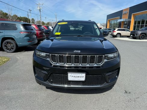 Used 2023 Jeep Grand Cherokee Laredo image 2