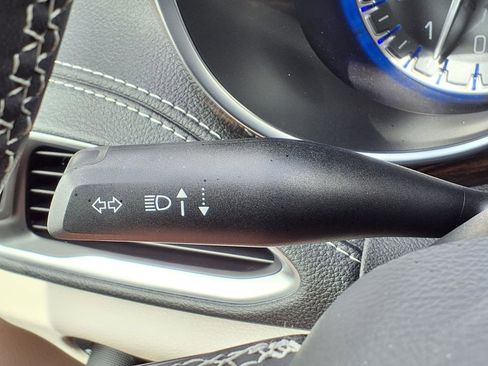 Used 2023 Chrysler Pacifica Limited w/ Uconnect Theater Family Group image 18