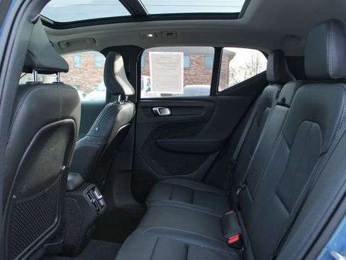 Used 2025 Volvo XC40 B5 Plus image 33