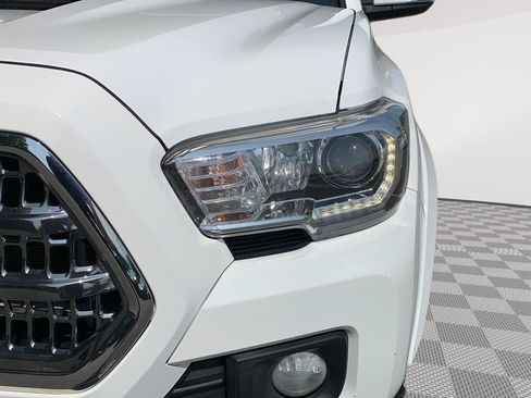 Used 2017 Toyota Tacoma TRD Sport w/ Tow Package AWD/4WD image 9