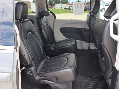 Used 2023 Chrysler Pacifica Touring-L FWD image 13