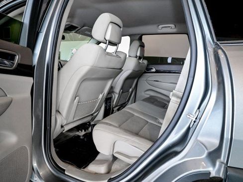 Used 2012 Jeep Grand Cherokee Laredo w/ Laredo E Group AWD/4WD image 17