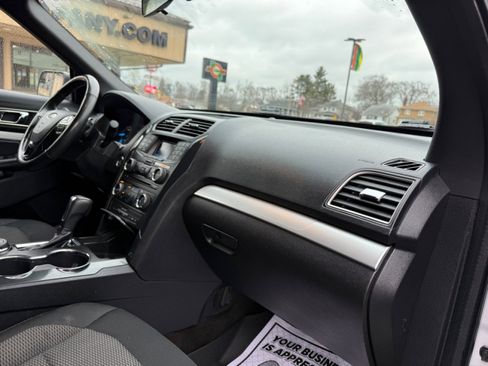 Used 2017 Ford Explorer XLT image 12