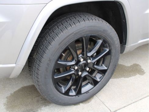 Used 2021 Jeep Grand Cherokee Laredo X image 9