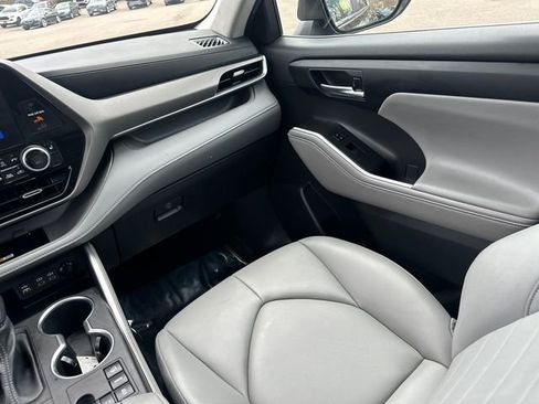 Used 2023 Toyota Highlander XLE image 24