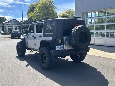Used 2008 Jeep Wrangler Unlimited Sahara AWD/4WD image 3