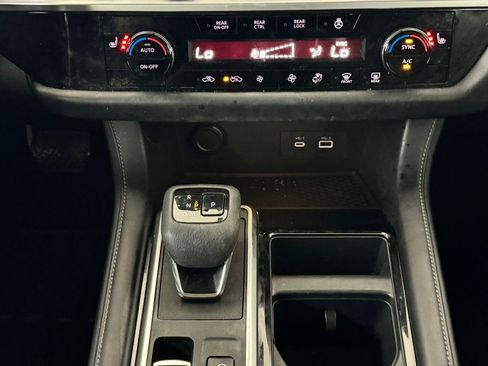 Used 2022 Nissan Pathfinder SL FWD image 32