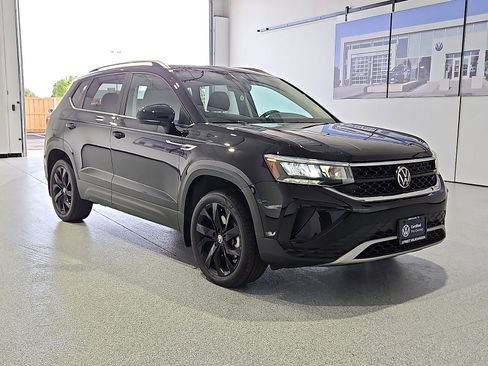 Used 2023 Volkswagen Taos SE w/ Panoramic Sunroof Package image 4