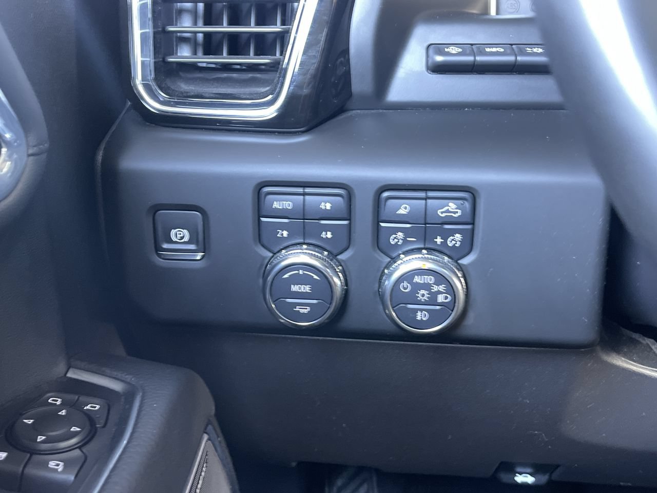 Used 2025 GMC Sierra 1500 Denali w/ Technology Package AWD/4WD image 18