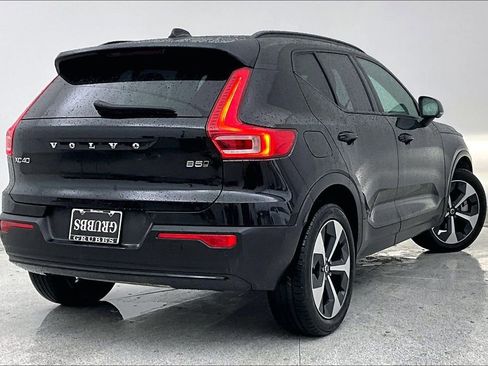 Certified 2025 Volvo XC40 B5 Plus image 2