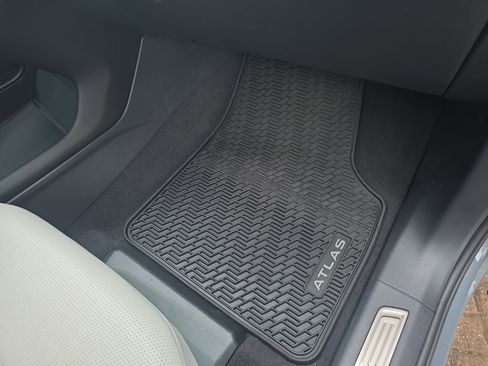 Used 2024 Volkswagen Atlas Cross Sport SEL Premium R-Line image 31