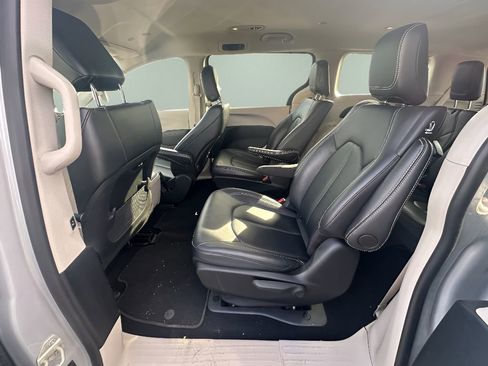 Used 2024 Chrysler Pacifica Select image 19