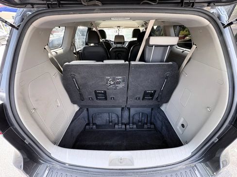 Used 2017 Kia Sedona LX w/ LX Essentials Premium Package FWD image 16