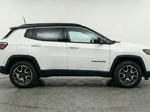 Used 2025 Jeep Compass Trailhawk AWD/4WD image 11