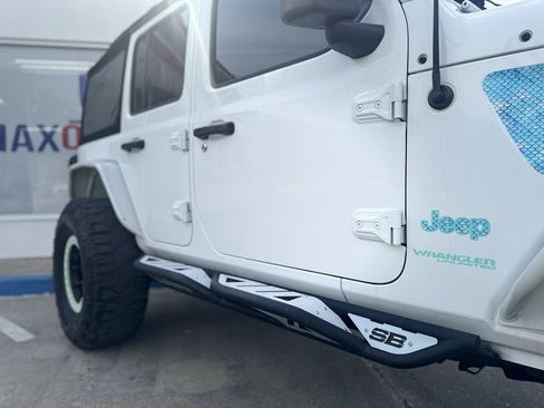 Used 2018 Jeep Wrangler Unlimited Rubicon AWD/4WD image 17