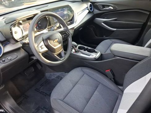 Used 2024 Chevrolet Trax LS w/ LS Convenience Package FWD image 11