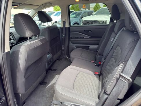 Used 2025 Nissan Pathfinder SV FWD image 8