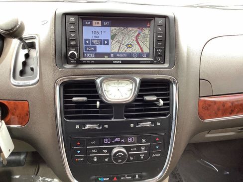 Used 2012 Chrysler Town & Country Limited image 42