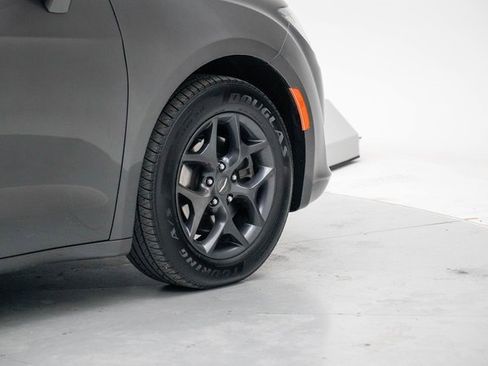 Used 2019 Chrysler Pacifica Touring-L w/ S Appearance Package image 7