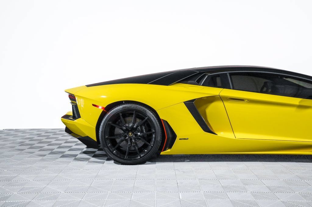 Used 2016 Lamborghini Aventador LP 700-4 AWD/4WD image 2