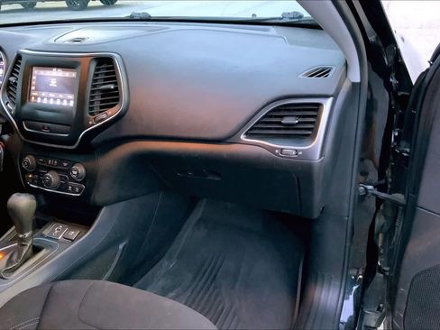 Used 2019 Jeep Cherokee Latitude w/ Popular Appearance Group FWD image 18