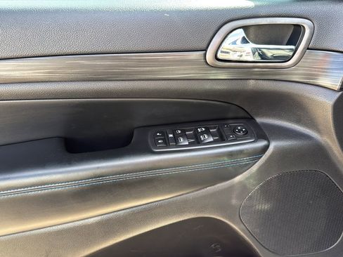 Used 2019 Jeep Grand Cherokee Laredo AWD/4WD image 11