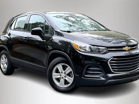 Used 2020 Chevrolet Trax LS image 2