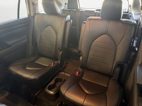 Used 2023 Toyota Highlander XLE FWD image 6