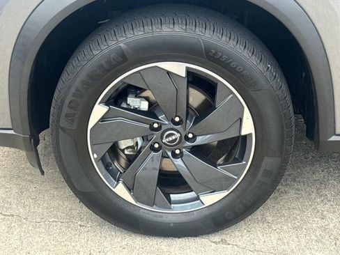 Used 2024 Nissan Rogue SV AWD/4WD image 5