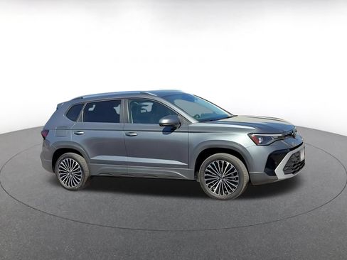 Used 2025 Volkswagen Taos SE FWD image 2