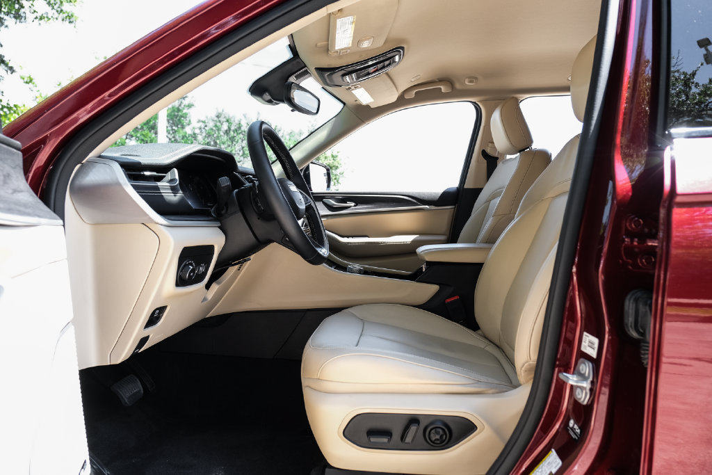 Used 2022 Jeep Grand Cherokee Limited RWD image 4