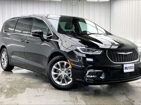 Used 2026 Chrysler Pacifica Limited FWD image 1
