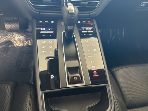 Used 2022 Porsche Macan AWD/4WD image 46
