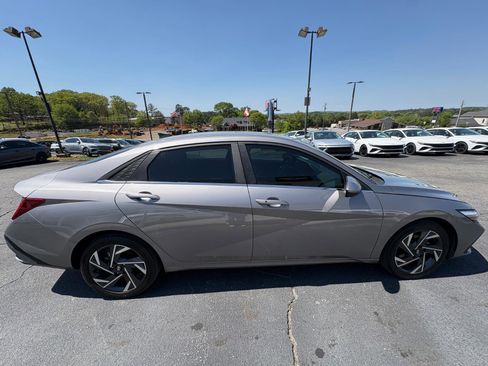 Used 2024 Hyundai Elantra SEL w/ Convenience Package image 5