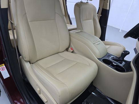 Used 2019 Toyota Highlander XLE FWD image 10