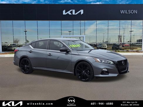 Used 2022 Nissan Altima 2.5 SR w/ Midnight Edition Package FWD image 1