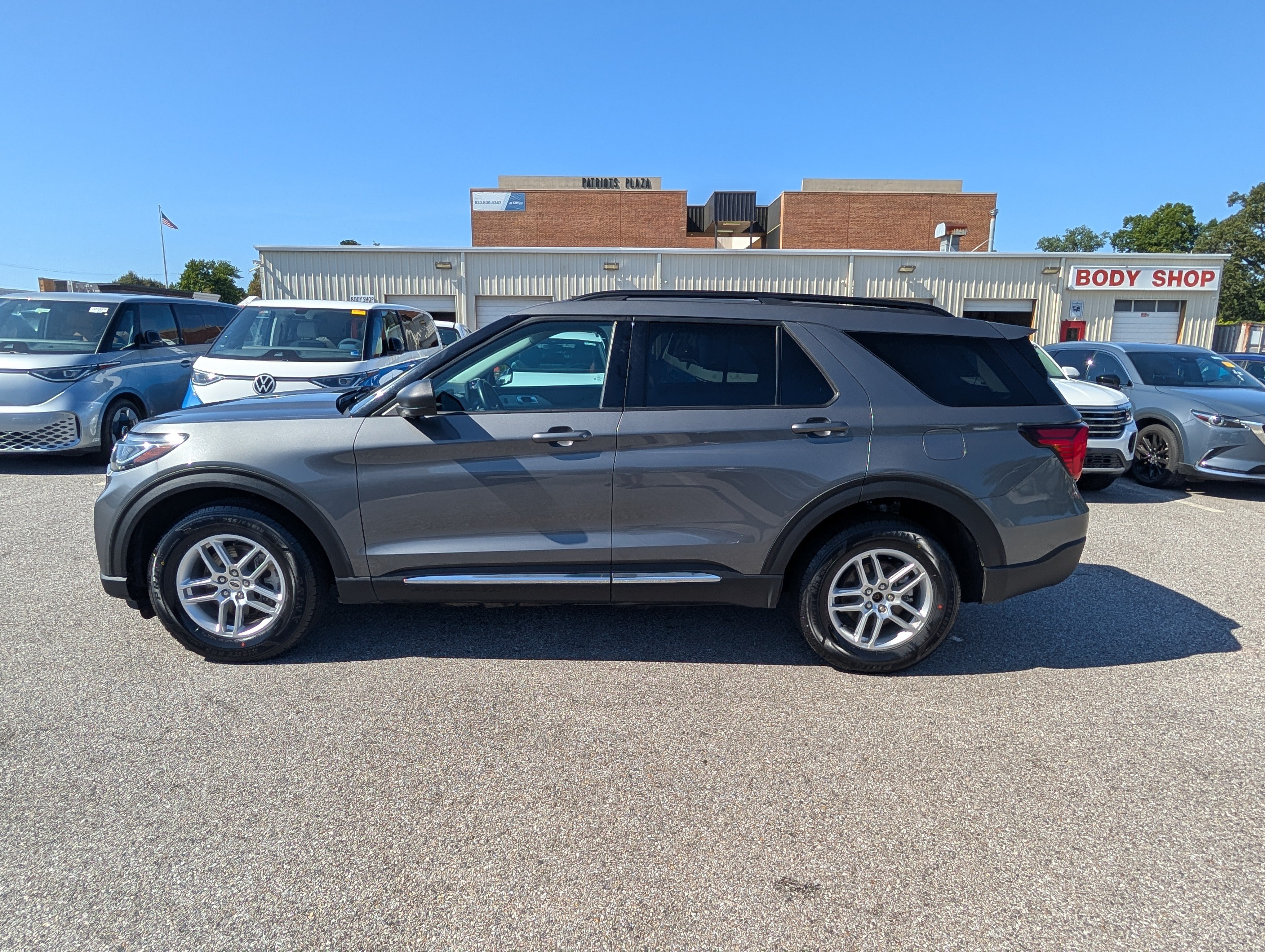 Used 2025 Ford Explorer Active AWD/4WD image 6