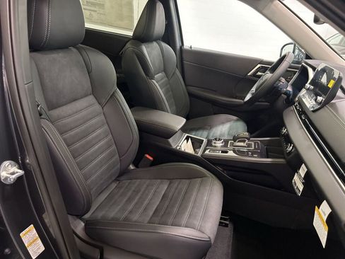 New 2025 Mitsubishi Outlander SE image 11