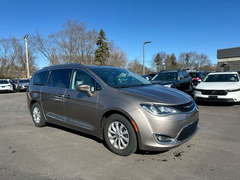 Used 2018 Chrysler Pacifica Touring-L image 15