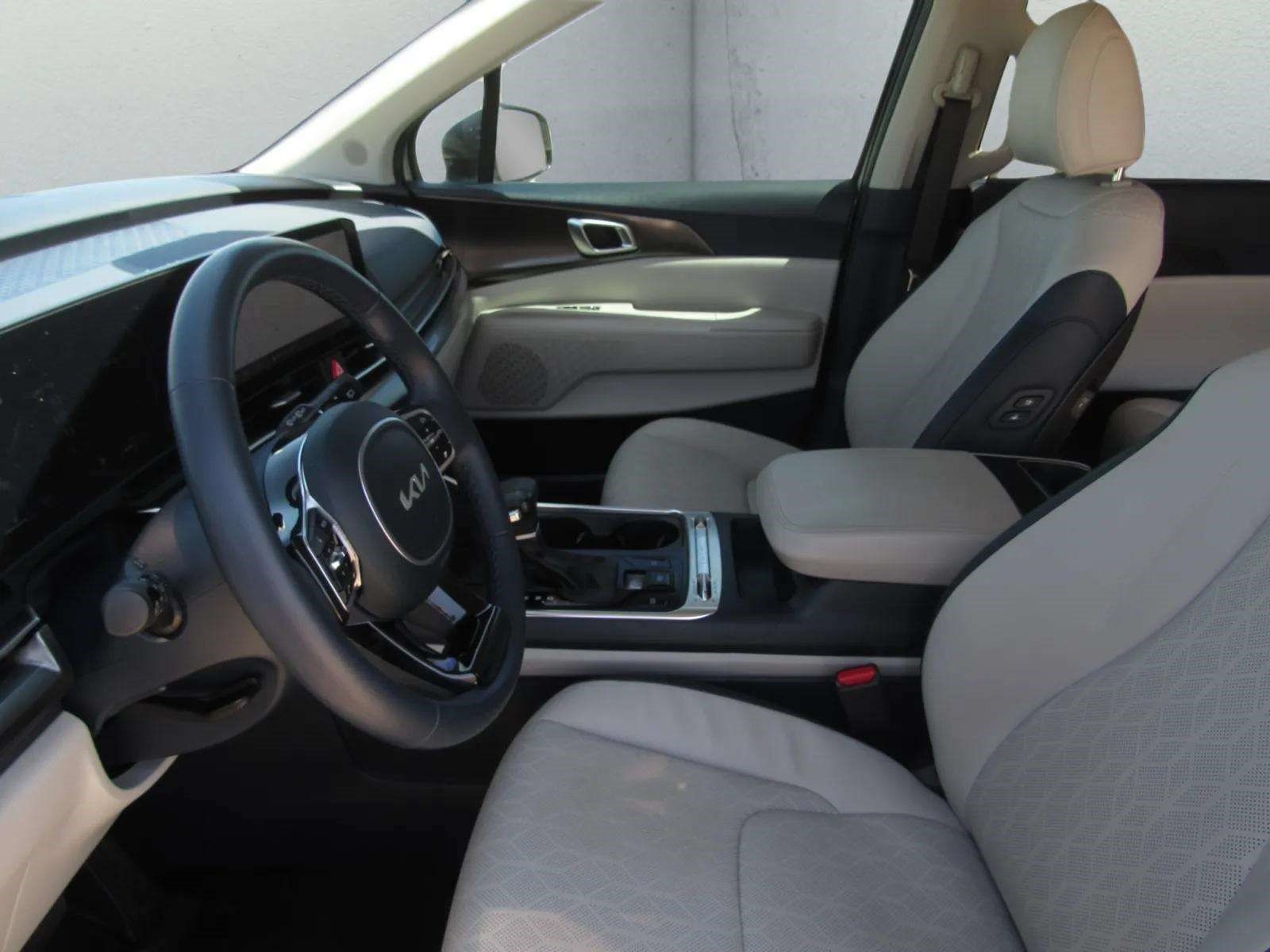 Used 2025 Kia Carnival SX w/ SX Dark Edition Package FWD image 16