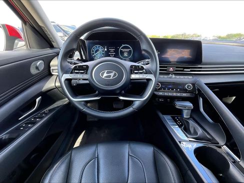 Certified 2025 Hyundai Elantra Limited image 6