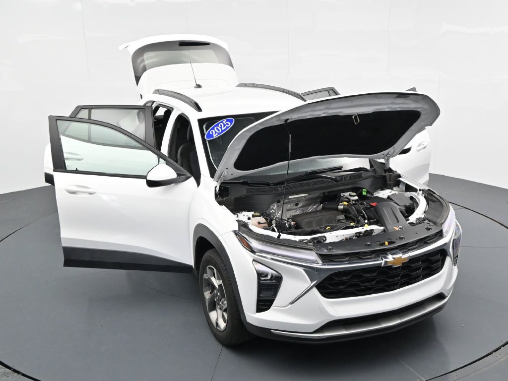 Used 2025 Chevrolet Trax LT FWD image 33