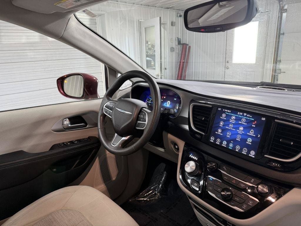 Used 2018 Chrysler Pacifica Touring Plus FWD image 37