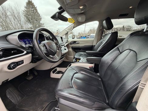 Used 2022 Chrysler Pacifica Touring-L image 10