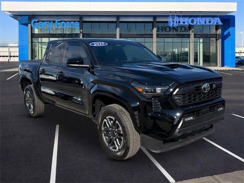 Used 2025 Toyota Tacoma TRD Sport image 1