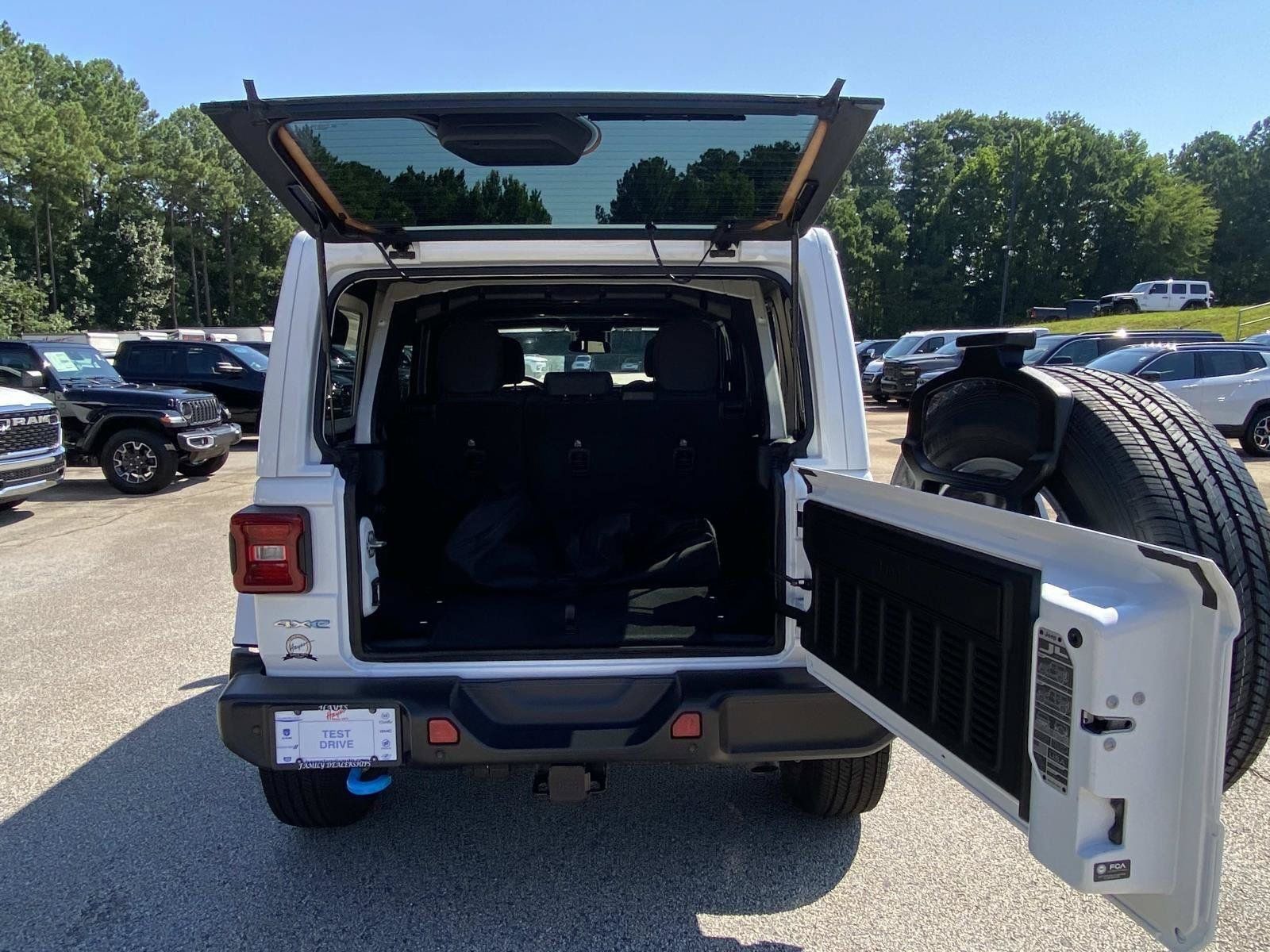 Used 2024 Jeep Wrangler Unlimited Sahara w/ Safety Group AWD/4WD image 6