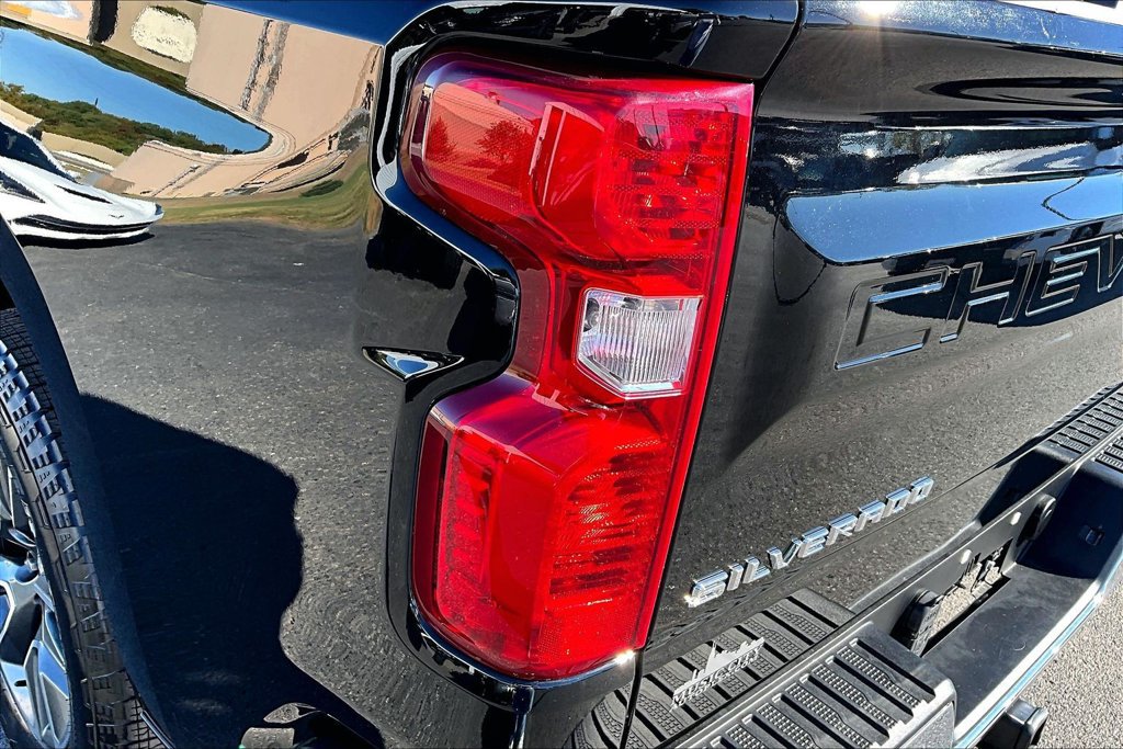 Used 2023 Chevrolet Silverado 1500 LT AWD/4WD image 26
