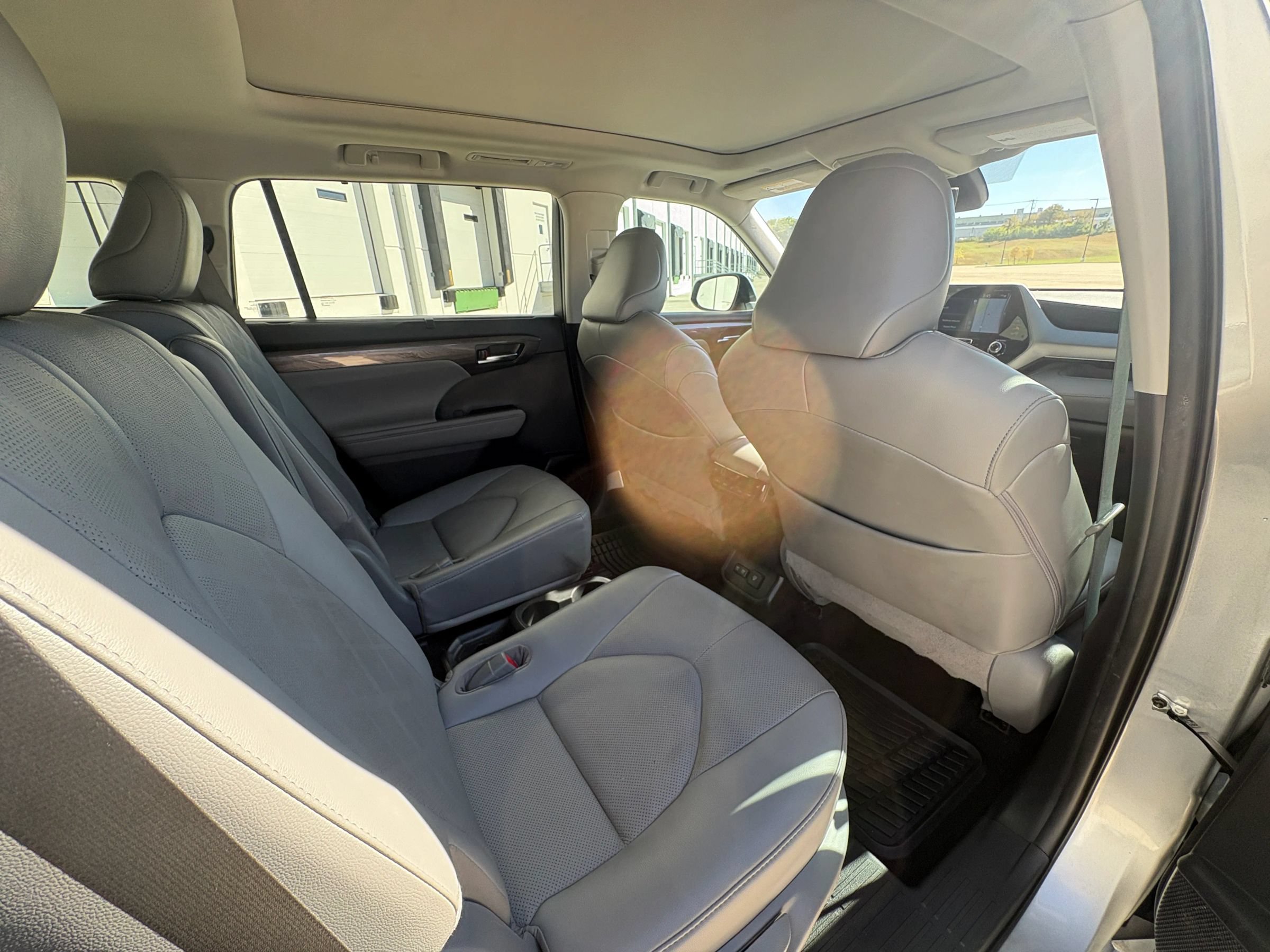 Used 2021 Toyota Highlander Platinum FWD image 18